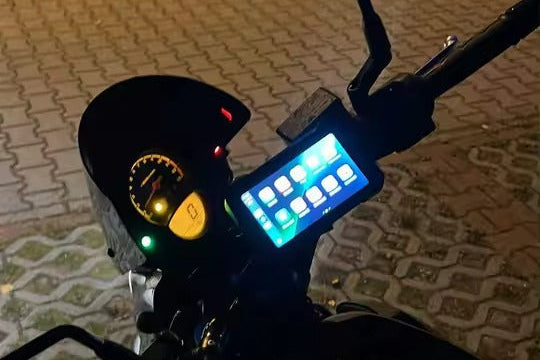 O Pesadelo do Ecrã Tátil: Como usar o GPS sem ter de tirar as luvas (Adeus, frustração)