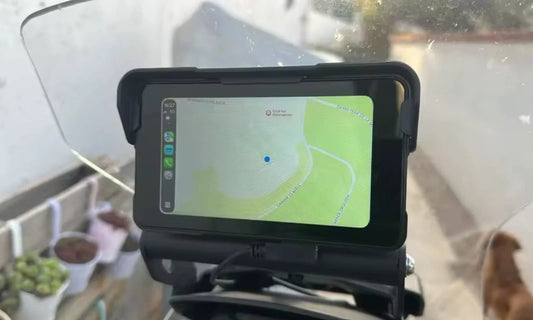 "Nem precisas de chave de fendas": Como instalar o Motoplay na tua mota em 30 segundos (Cronometrados!)