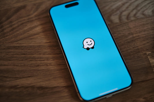 Calimoto vs. Waze: Qual o melhor GPS para a tua mota? (A Batalha: Curvas vs. Trânsito)