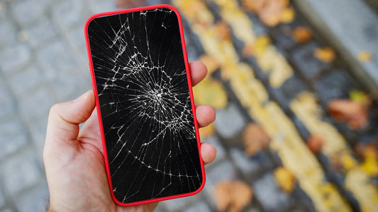 O "Assassino de Câmaras": Porque é que a tua mota está a destruir o teu iPhone (e como parar agora)